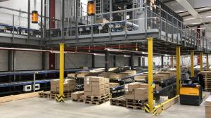 Sobald der Kommissioniervorgang abgeschlossen ist, erteilt LFS.wms die Anweisung, die fertigen Kartons automatisch zum Verpacken zu befördern.